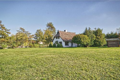 Marlow House | Reetdachhaus mit großem Garten und Kamin