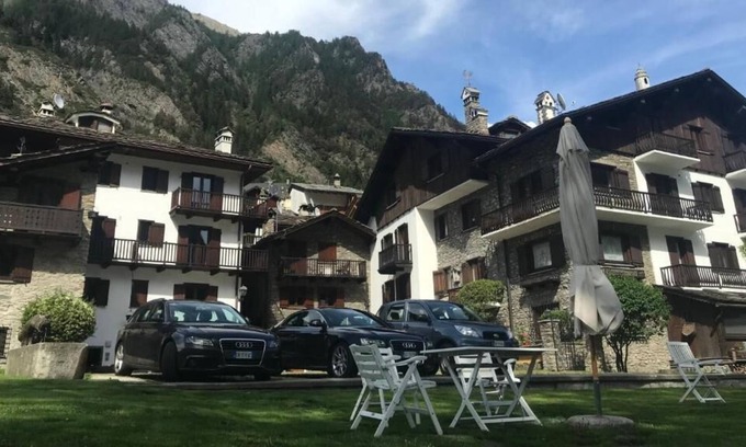 Pallusieux Apartment | Refined 2 bedrooms apartment with garden and solarium view