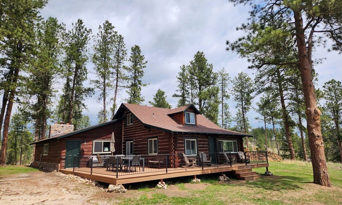 Custer Cabin | Refined Rustic. Newly Updated! Pine Lodge: Cabin + Bunkhouse