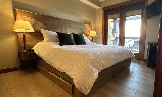 Olympic Valley Condo | Refinished Palisades Condo! Stunning Views, Walk to lifts & ski school