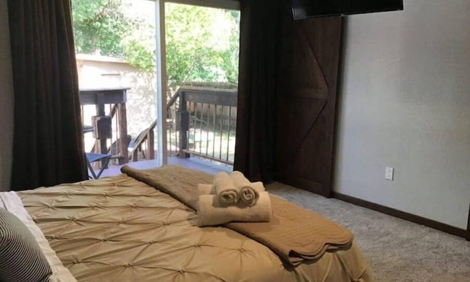 Martinez House | Refreshing Cottage with Luxury Bath