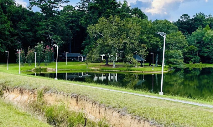 Senoia House | Refreshing cozy home w/lake front in nature