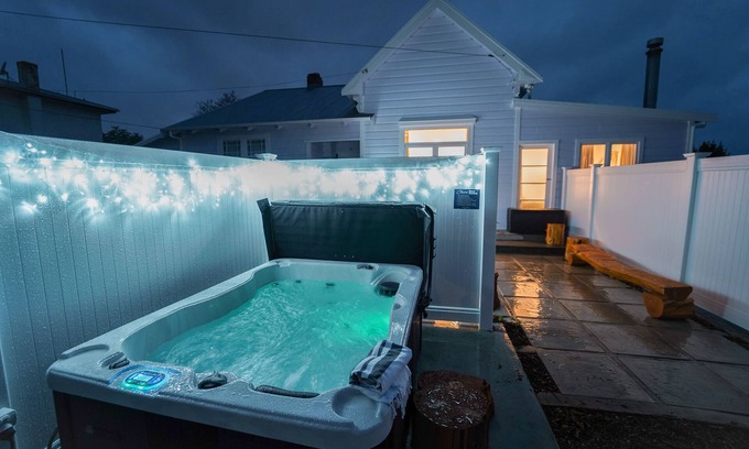 Raureka Villa | Refurbished Villa ✨ NEW ✨ Hot tub, Netflix, & Entirely private
