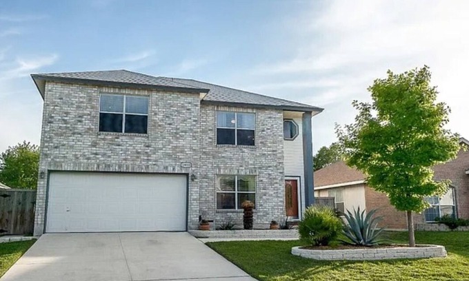 Braun's Farm House | Regal Point- Perfect Location for Fiesta Texas & Seaworld.