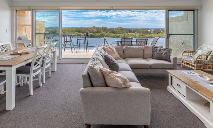 Forster Apartment | Regatta 23- luxury and views of both the lake and the mountains!