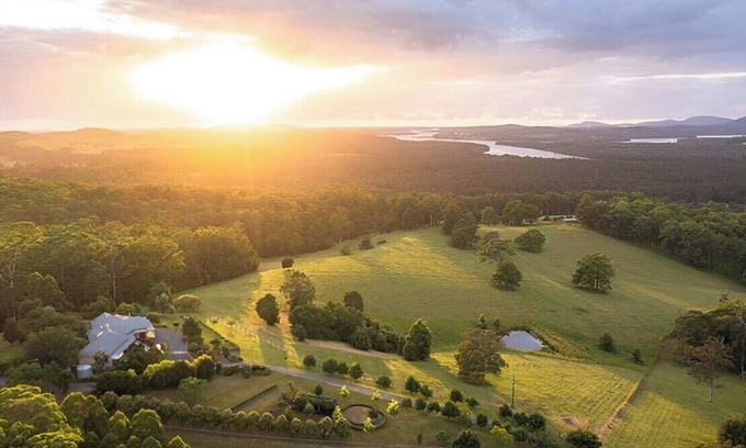 Minimbah House | Regatta Park: Where The Land Meets The Sea