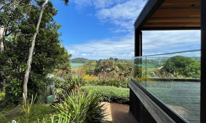 Ostend House | Relax and enjoy the turquoise water of Anzac Bay
