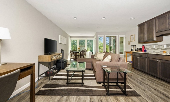 Silver Beach Condo | Relax and Recharge at Lake Whatcom Condo - 1BR Retreat with Lake Views