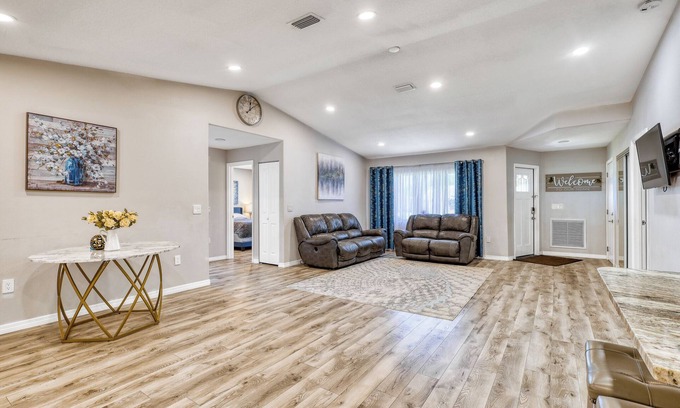 Lake Sarasota House | Relax and recharge Hot Tub,Tesla charger,11 sleeps