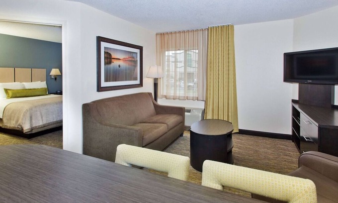 Horsham House | Relax and Unwind! 2 Convenient Units, Free Parking, Near Meeting House Park