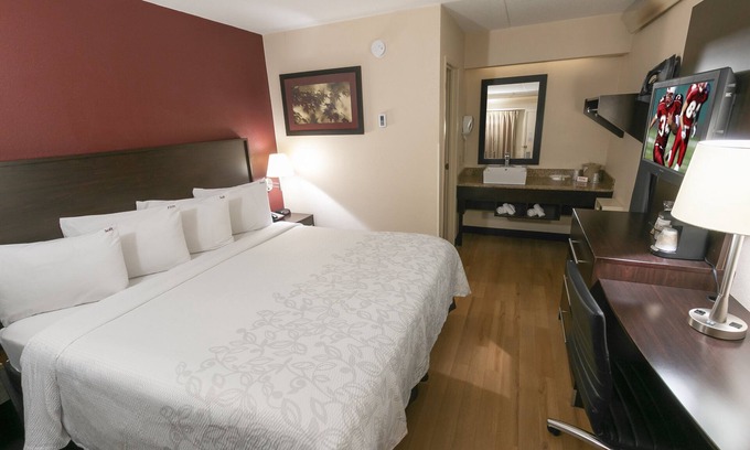 Secaucus House | Relax and Unwind! Free Parking, Pets Allowed, Short Drive to Metlife Stadium