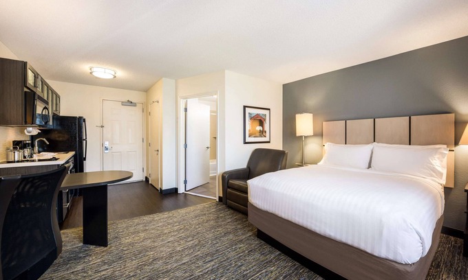 Irvine Hotel | Relax and Unwind! Full Kitchen, Pet-Friendly Property, Parking!