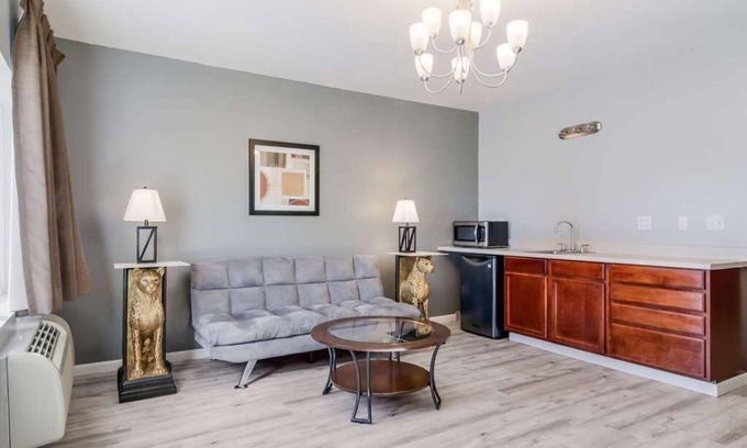 Aberdeen Hotel | Relax and Unwind in GuestHouse Montesano! Free Parking, Pet-friendly Property