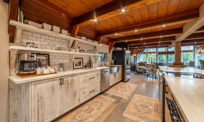 Coram House | Relax at Hebron House-sleeps 12 - 7 miles to Glacier w/scenic views & comfort!