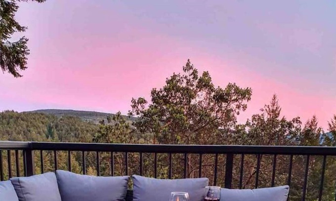 North Cowichan House | Relax at Maple Mountain Hilltop Retreat w/ Hot Tub