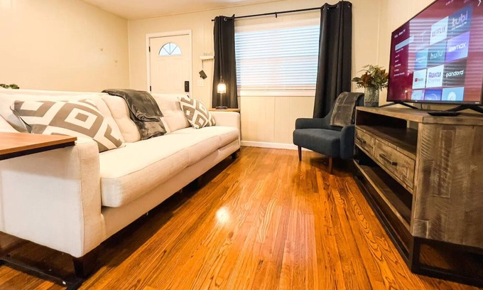 Denison House | Relax at the Blue Door! 🏡 Cute Cozy Denison Home 😍