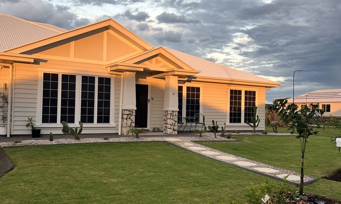 Bargara House | Relax at this Hampton style Beach House 3 min drive to the centre of everything.