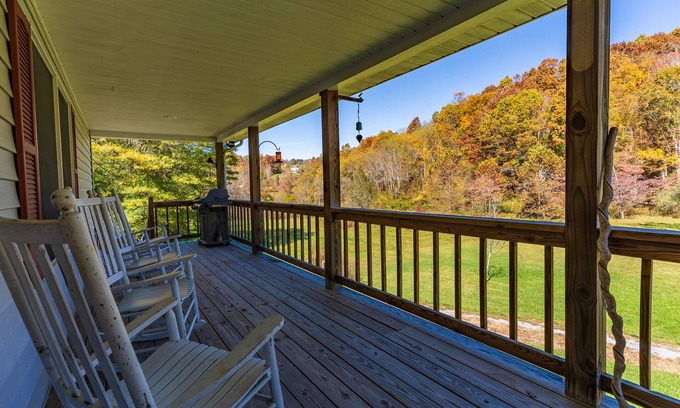 Sparta House | Relax by the Creek with your Family, Enjoy Fire Pit with Beautiful Fall Foliagen