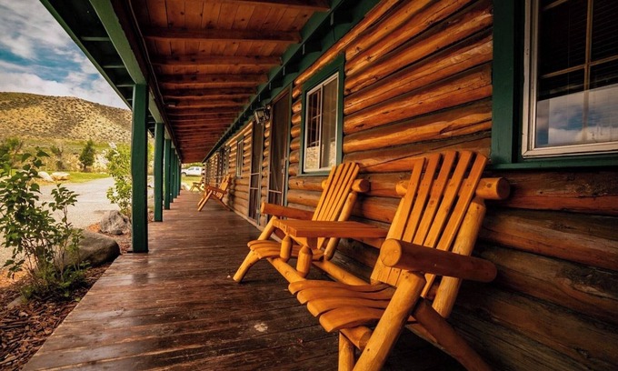 Dubois Cabin | Relax by the River Hot Tub, Queen Bed, Parking, Mountain Views & Pet Friendly