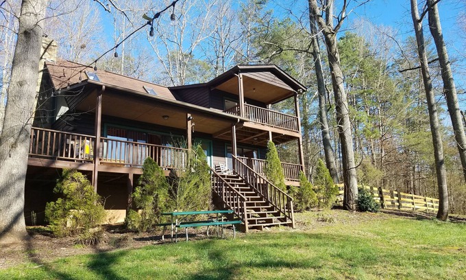 Murphy Cabin | Relax by the River.Perfect for families. Wi-Fi - cell service