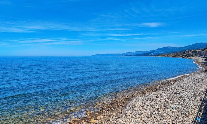 Caronia House | Relax by the sea and enjoy your holiday in an inviting holiday home.