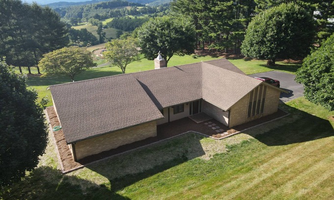 Galax House | Relax & enjoy the view! Mountain Lovers dream! Gated entry, convenient location!