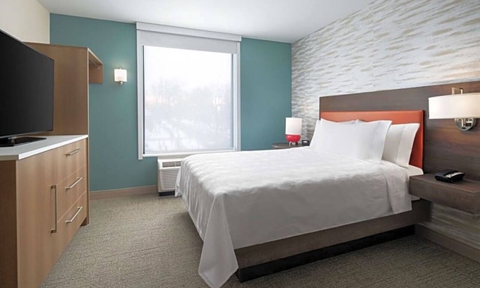 Des Moines Hotel | Relax in a Chic Room w/Kitchen Near Raccoon River – 7 Miles