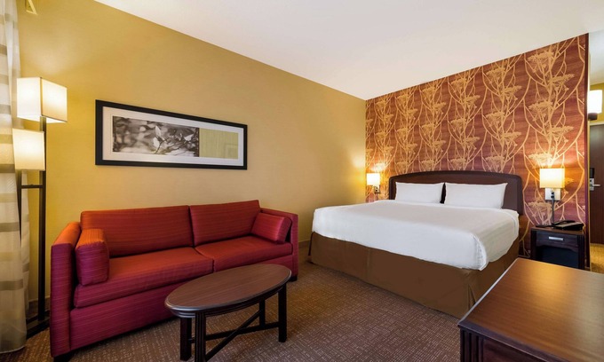 Novi Hotel | Relax in a Spacious Room with Swimming Pool, Perfect for Shoppers & Explorers