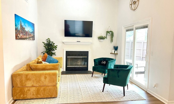 Heron Walk House | Relax in our stylish Modern Home. Privacy fence, pets allowed!