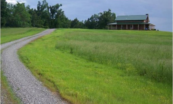 Hopkinsville Cabin | Relax in Rustic Luxury in this Western Kentucky Log Cabin ~ Outstanding Views