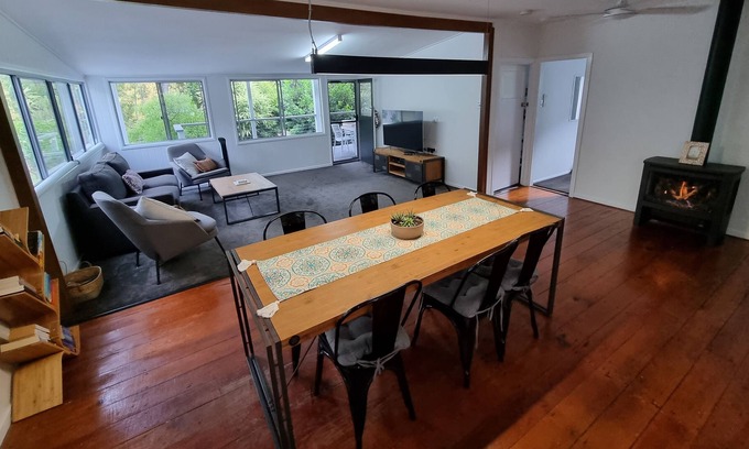 Somerset Dam House | Relax in Somerset Dam Village
