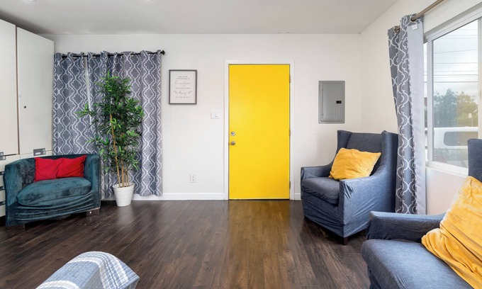 Oakland House | Relax in the bay . City View. Free parking on site