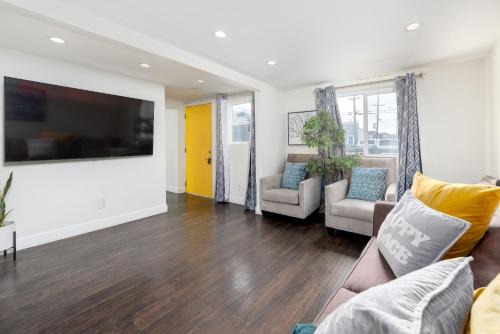 Oakland Apartment | Relax in the bay free parking on site