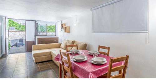 Syracuse Apartment | relax in the garden