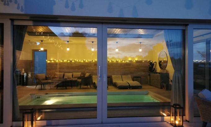 Zernov House | Relax in the Shire-interior pool/sauna/jacuzzi/view-private and non stop
