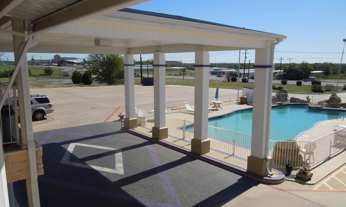 Mineral Wells Hotel | Relax Inn Mineral Wells