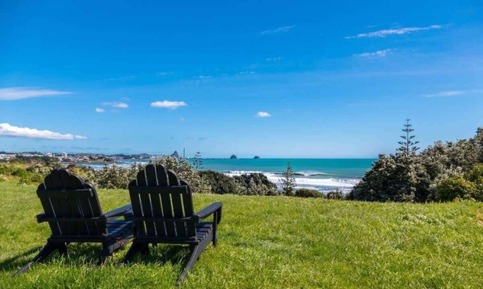 Fitzroy House | Relax on Richmond - modern beachside house retreat