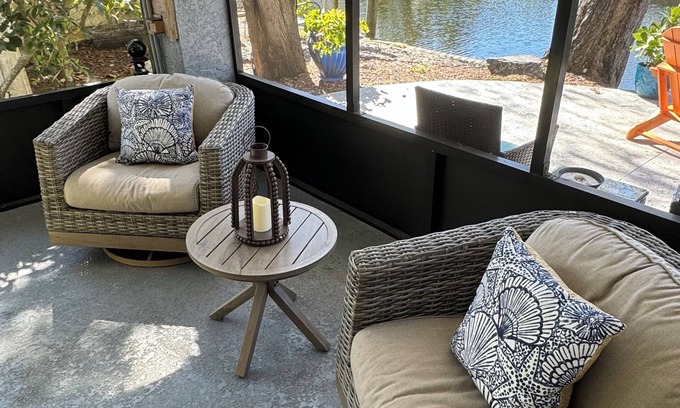 Weeki Wachee Gardens House | Relax on the beautiful Weeki Wachee River at the charming Seahorse River House!