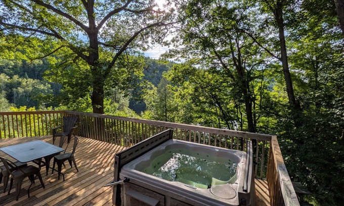 Val-des-Monts Cottage | Relax on the Shores of Charming Lac McArthur