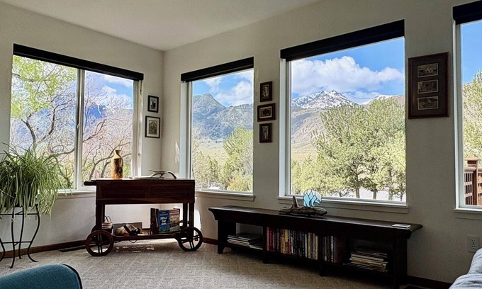 Gardiner House | Relax on the Yellowstone River with Gorgeous Mountain Views