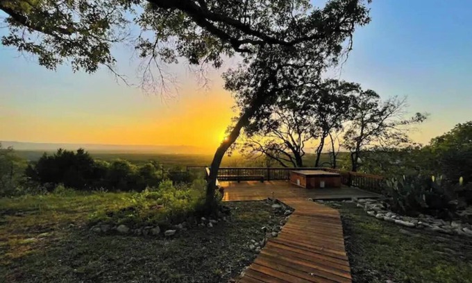 Utopia Cabin | Relax & Renew at Sunset Ridge - Close to Lost Maples and Garner State Parks