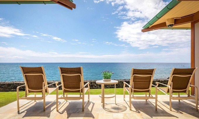 Kahaluu Bay House | Relax with Ocean breezes! Includes BBQ, Wifi, A/C in Bedrooms