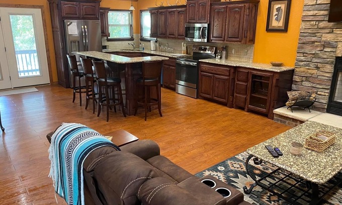 Cookson Cabin | Relax with the whole family at this peaceful cabin in Woodhaven at Snake Creek!