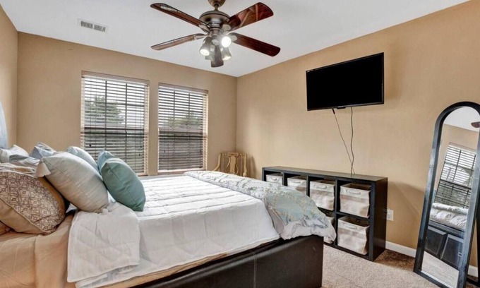 Pinch District House | Relax with the whole family at this peaceful place to stay.
