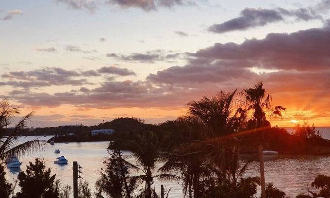 Sandys House | Relax with the whole family at this peaceful place to stay