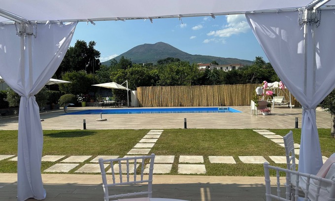 Trecase Apartment | Relaxation with Jacuzzi and pool between Pompeii Amalfi coast, Sorrento and Capri