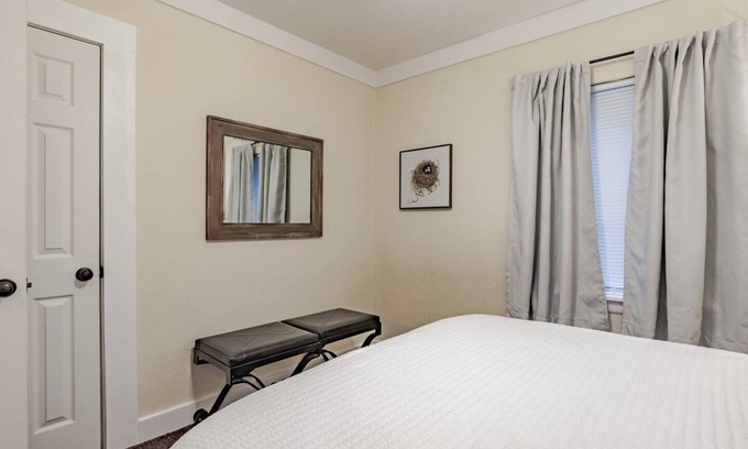 Mobile Apartment | Relaxed and Comfortable Living in Trendy Midtown