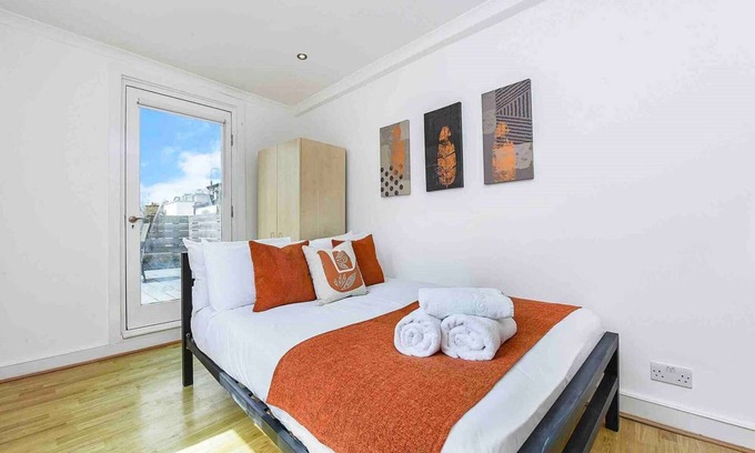 Tollington Apartment | Relaxed Crouch Hill Getaway by MoreThanStays