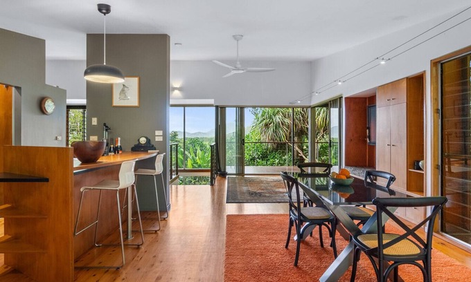 Smithfield House | Relaxed Luxury with Stunning Pyramid Views & Private Pool