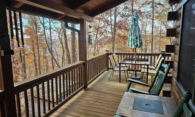 Dahlonega Cabin | Relaxing 2 bedroom 2 bath cabin minutes from Dahlonega city center!